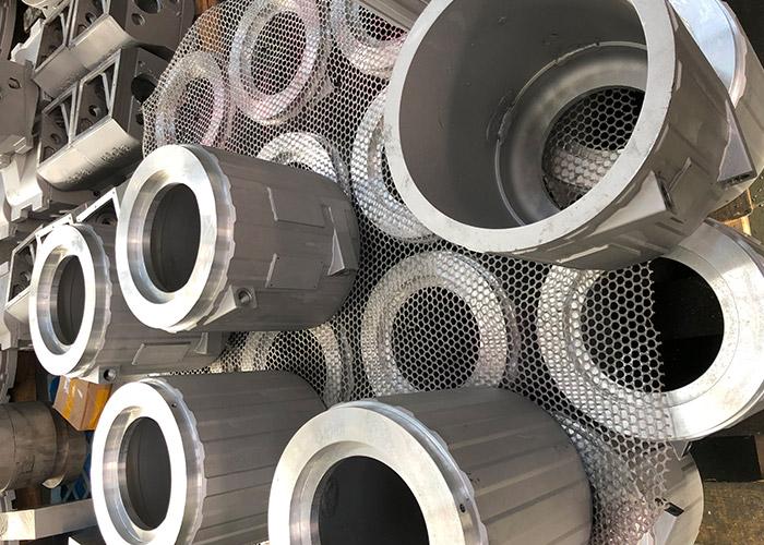 合金(jin)鑄造澆入型腔(qiāng)冷卻到室溫要(yào)經曆三個階段(duàn)